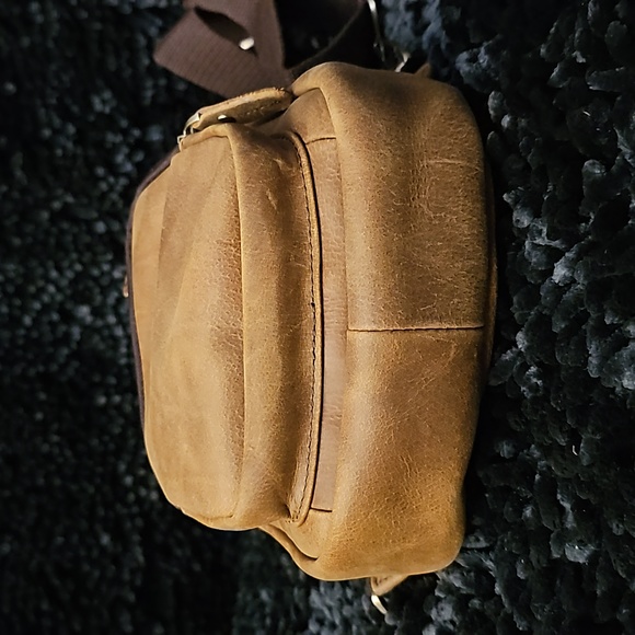 Mens light brown/tan leather slingbag NWOT also available in black - Picture 5 of 12